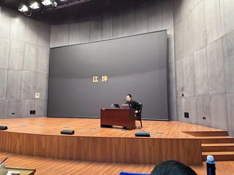 AI 分享 · 讲台上的交流